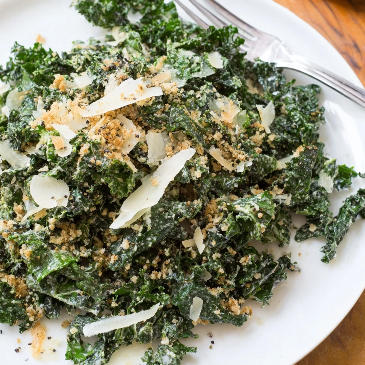 Vibrant Garlic Parmesan Kale Salad mit aromatischem Dressing, crunchy Breadcrumbs und grünen Blättern.