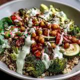 Bunte, nahrhafte Gemüse und Hülsenfrüchte Schüssel, perfekt für ein gesundes Mittagessen.