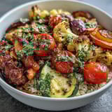 Verlockende Rainbow Roasted Vegetable Bowl mit Sonnenlicht und frischer Kräuterdressing.
