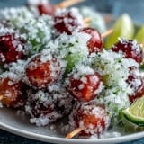 Saftige gefrorene Traubenspieße, in süß-säuerlichem Limettenzucker gewälzt, garniert.