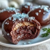 Hausgemachte dunkle Schokoladen-Erdnussbutter-Oster-Eier werden mit salziger Meersalz-Krone serviert.