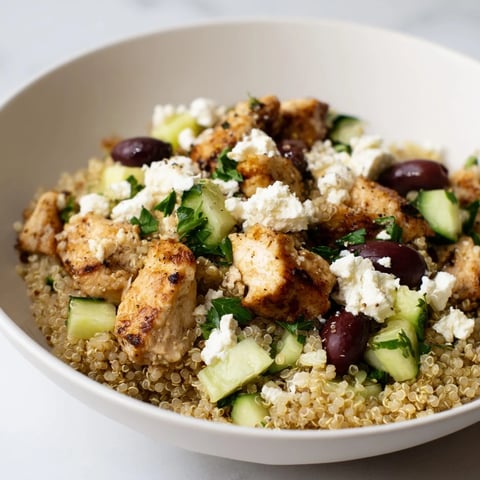 Saftiges Hähnchen, cremiger Feta und knackige Gurken in einer farbenfrohen Mediterranean Chicken Bowl auf quinoa-Basis.