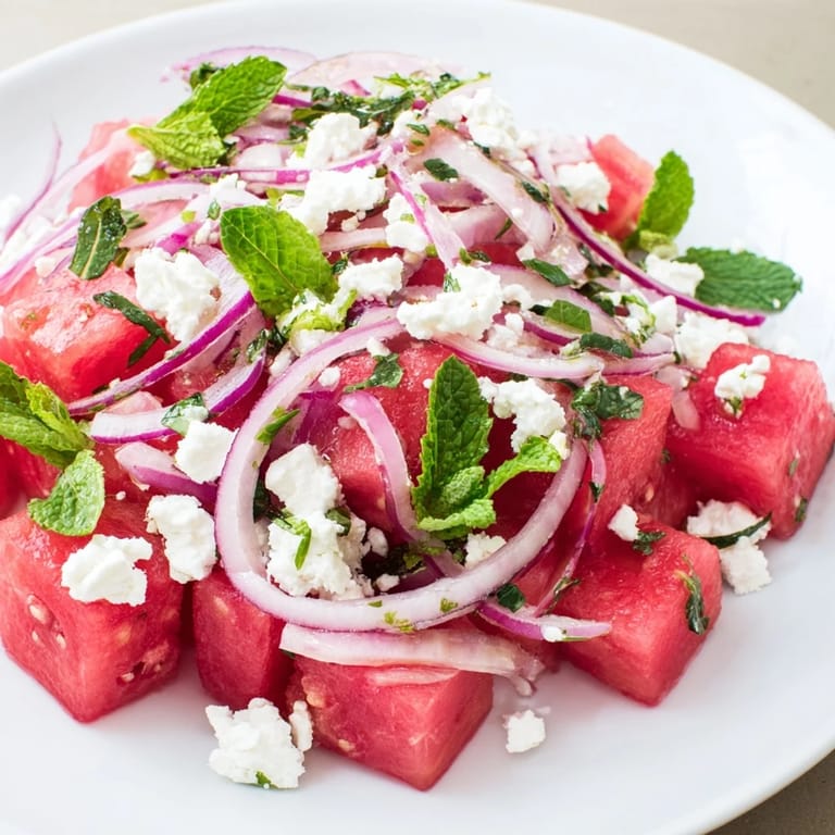 Saftiger Wassermelonen-Feta-Salat mit cremigen Feta-Würfeln und erfrischender Minze.
