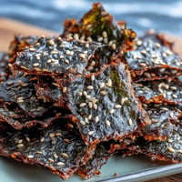 Knusprige Seetang-Chips mit Sesam und Meersalz, perfekt als gesunder Snack.